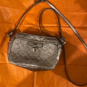 EMBOSSED LIQUID GLOSS MINI CAMERA BAG (COACH F49430)